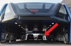 L'autobus che passa sopra le auto è divenuto realtà: ecco a voi questo gioiello di tecnologia!