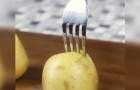 Hij spietst een halve aardappel op een vork: met deze truc ben je gegarandeerd van een geslaagde barbecue!