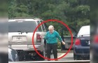 Deze oude vrouw weet niet dat ze wordt gefilmd: wat ze op de parkeerplaats doet is hilarisch! 
