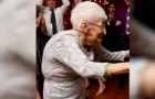 A 85 años arriesgaba de estar en silla de ruedas por su escoliosis: miren los resultados luego de un mes de yoga!