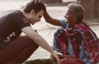 Une femme âgée prend un homme dans ses bras: ce qu'il vient de lui offrir la comble de bonheur