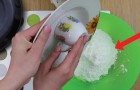 Tira clara de huevo en el azucar en polvo: luego de 2 minutos se lameran los dedos!