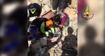 16 dias luego del terremoto sienten un llamado bajo los escombros: el salvataje es de verdad inesperado