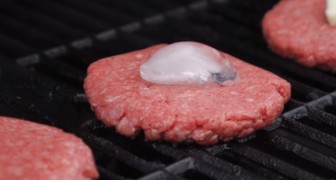 Pone un cubito de hielo sobre la hamburguesa: el motivo? un secreto para tener en cuenta!