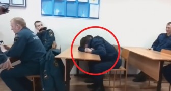Brandmannen sover på lektionen: läraren hittar det bästa sättet att väcka honom på