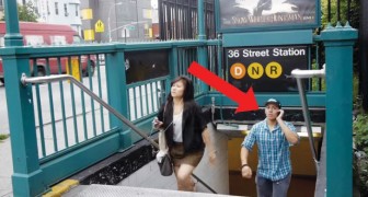 In questa stazione della metro di New York accade ogni volta la stessa scena: guardate i passanti