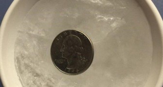 Una moneta su un bicchiere d'acqua ghiacciata: un ingegnoso trucco per salvare la salute