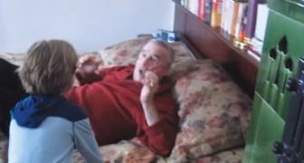Le petit fils fait une surprise à son grand-père en Allemagne: la réaction de l'homme est émouvante