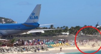 La piste est à deux pas de la plage: l'avion prêt à décoller va DÉCOIFFER les baigneurs