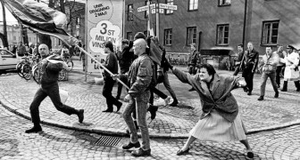 La femme qui a frappé un neo-nazi avec son sac : une photo historique qui cache une réalité dramatique