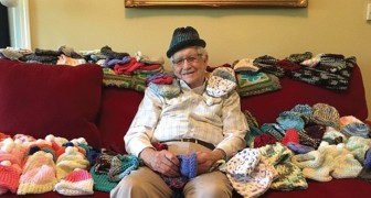 All'età di 86 anni impara a lavorare ai ferri: ecco il suo commovente progetto