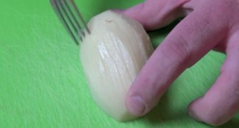 Il gratte les pommes de terre avec une fourchette: voici une astuce pour les faire cuire au four comme un vrai chef