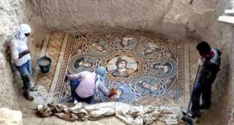De räddar en gammal mosaik från en översvämning: efter 2000 år så har de förvarats perfekt