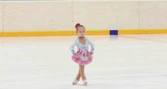 Die Eiskunstläuferin ist nur 3 Jahre alt, aber sie schafft es, alle zu erobern...durch ihre Zärtlichkeit