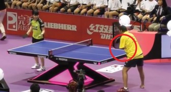 Han spelar ping-pong utan armar: han är så duktig att ni kommer att häpna!