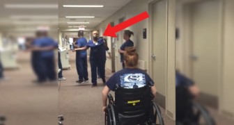Een meisje rijdt op een verpleegster af: ze heeft een bijzondere verrassing in petto voor haar!