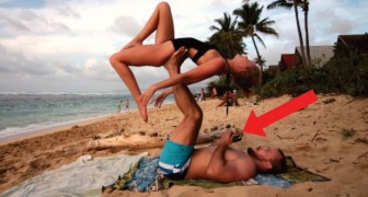 Sie sind mit Yoga am Strand beschäftigt, und sie hat von der Überraschung keine Ahnung...