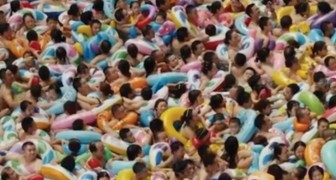 Als sardientjes in een blik... euhh zwembad. Een video van een snikhete dag in China