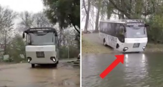 Bussturen slutar i vattnet: välkommen ombord den här speciella bussen!