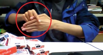 Wat deze illusionist doet met zijn vingers is ongelooflijk!