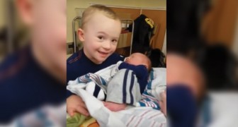 Hij ziet zijn broertje voor de eerste keer: wat volgt is één van de meest tedere knuffels ooit!