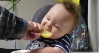 Er probiert zum ersten Mal eine Zitrone: seine Familie kann das Lachen nicht zurückhalten