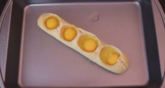 Er macht Kuhlen ins Brot und gibt dort Eier hinein: dann zieht er das Baguette aus dem Ofen und erhält einen Gaumenschmaus! 