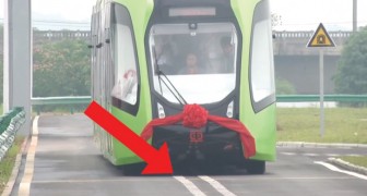 Zeg vaarwel tegen tramsporen: maak kennis met de eerste tram die over een virtueel spoor rijdt!