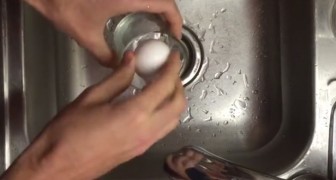 Wie man ein hartgekochtes und heißes Ei in nur 2 Schritten innerhalb 3 Sekunden pellt