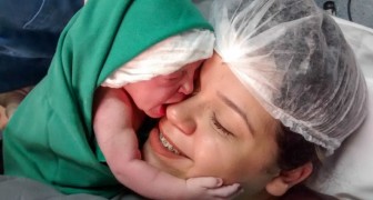 De baby grijpt naar het gezicht van haar mamma nadat ze zojuist is geboren: het emotionele moment