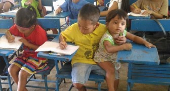Hij neemt zijn kleine zusje mee naar school, om de les niet te hoeven missen: de foto van de broer en zus ontroerd iedereen