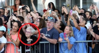 We are losing the ability to enjoy important moments - This photo makes it clear