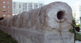 Aus dem Sand eines berühmten Strandes in Südspanien kommt ein 2000 Jahre altes römisches Aquädukt hervor