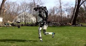Die Art, wie dieser Humanoid durch den Rasen läuft, lässt uns erkennen, wie weit die Robotik gekommen ist