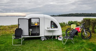 Ce micro camping-car a deux couchages et se transporte attaché à un vélo