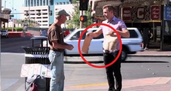 Der junge Mann schnappt sich sein Schild, aber der Obdachlose hat keine Ahnung von der Überraschung, die er empfangen wird
