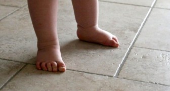 Experts adviseren om kinderen zo lang mogelijk op blote voeten te laten lopen: dit is waarom