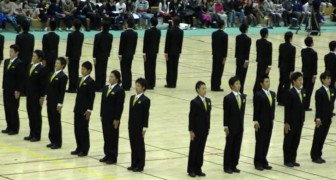Esta exhibicion de marcha sincronizada japonesa es tan perfecta que quedaran hipnotizados