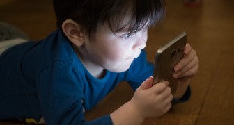 I bambini esposti allo schermo dello smartphone hanno maggiori rischi di sviluppare ritardi nel linguaggio