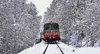 La Transiberiana d'Italia: ecco il treno d'epoca che viaggia tra borghi dimenticati e una natura spettacolare