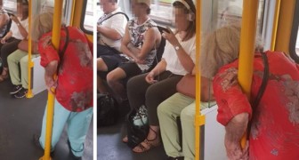 On a train, an elderly woman remains standing while young people listen to music, obsessed with their smartphones