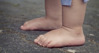 Les enfants doivent être pieds nus jusqu'à au moins 9 mois : une physiothérapeute explique pourquoi