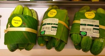 Ces supermarchés utilisent des feuilles de bananiers au lieu d'emballages en plastique pour sauver les océans