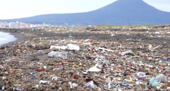Un fiume di plastica: le sconvolgenti immagini del Sarno completamente invaso dai rifiuti