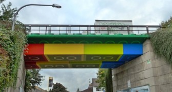 Ein Künstler hat eine anonyme Brücke in eine gigantische Konstruktion aus LEGOs verwandelt