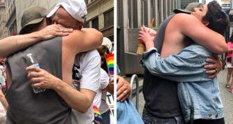 Tijdens de parade van de Gay Pride geeft een vader gratis knuffels aan alle jonge mensen die zijn afgewezen door hun ouders