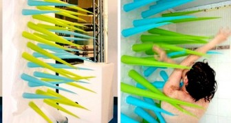 Un'artista ha creato una doccia gonfiabile che ti avverte quando stai consumando troppa acqua