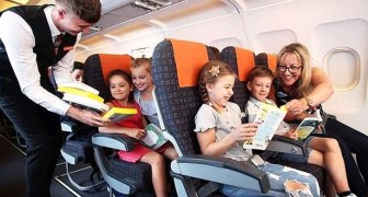 Deze maatschappij deelt boeken uit aan kinderen om het gebruik van tablets en smartphones tijdens de vlucht te ontmoedigen