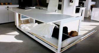 Een bedrijf heeft een bureau gemaakt dat verandert in een bed en waarmee je op kantoor kunt slapen