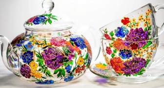 Cet artiste peint à la main des tasses et des théières en verre exaltant la magie de la lumière sur les couleurs